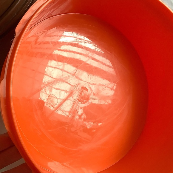 4 round vintage 8 cup tupperware canisters with snap on starburst lids. 1204 - Picture 3 of 5